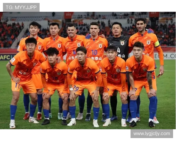 亚冠激战鲁能对阵恒大争夺小组出线权全力以赴展现球队实力